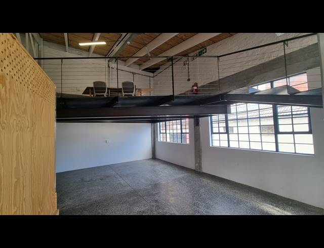 285M² BUSINESS TO LET IN WOODSTOCK